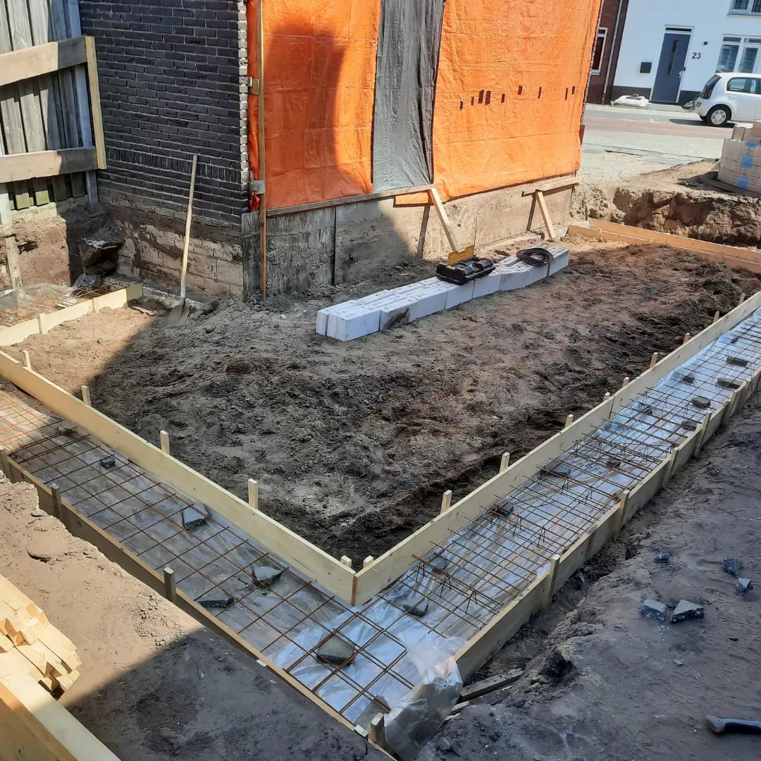 De start van een garage in Wanroij: bekisting en wapening voor de fundering