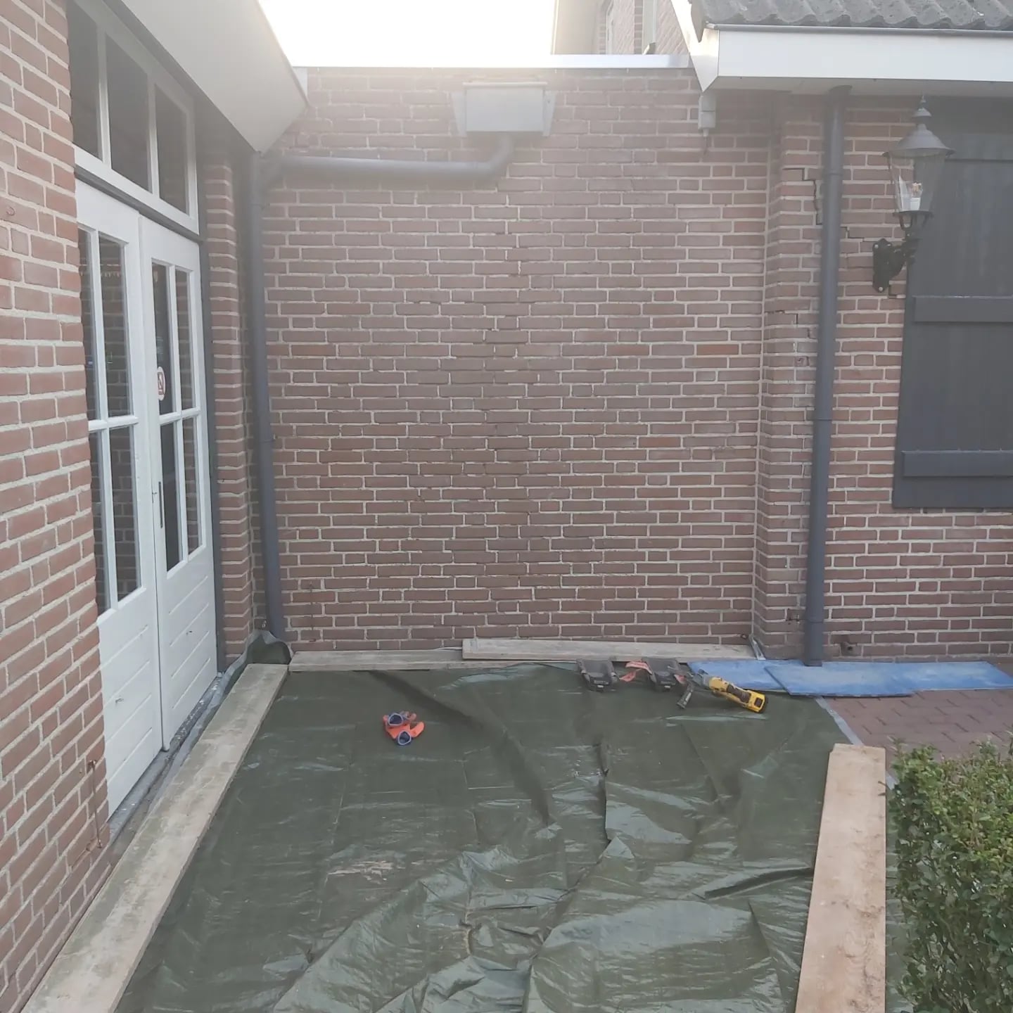 Achtergevel in Uden na de gevelrenovatie, met openslaande deuren